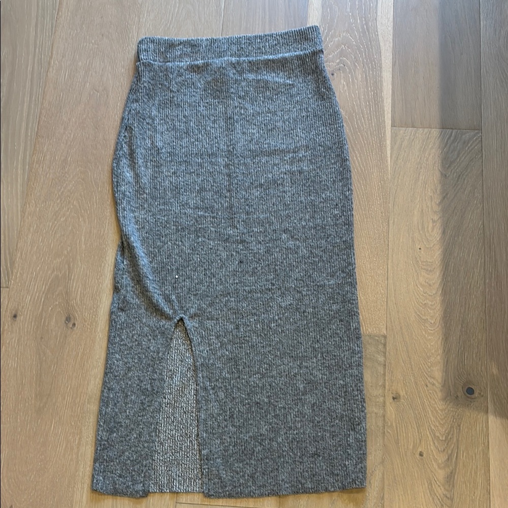 Elegant Gray Knit Skirt size medium NWT